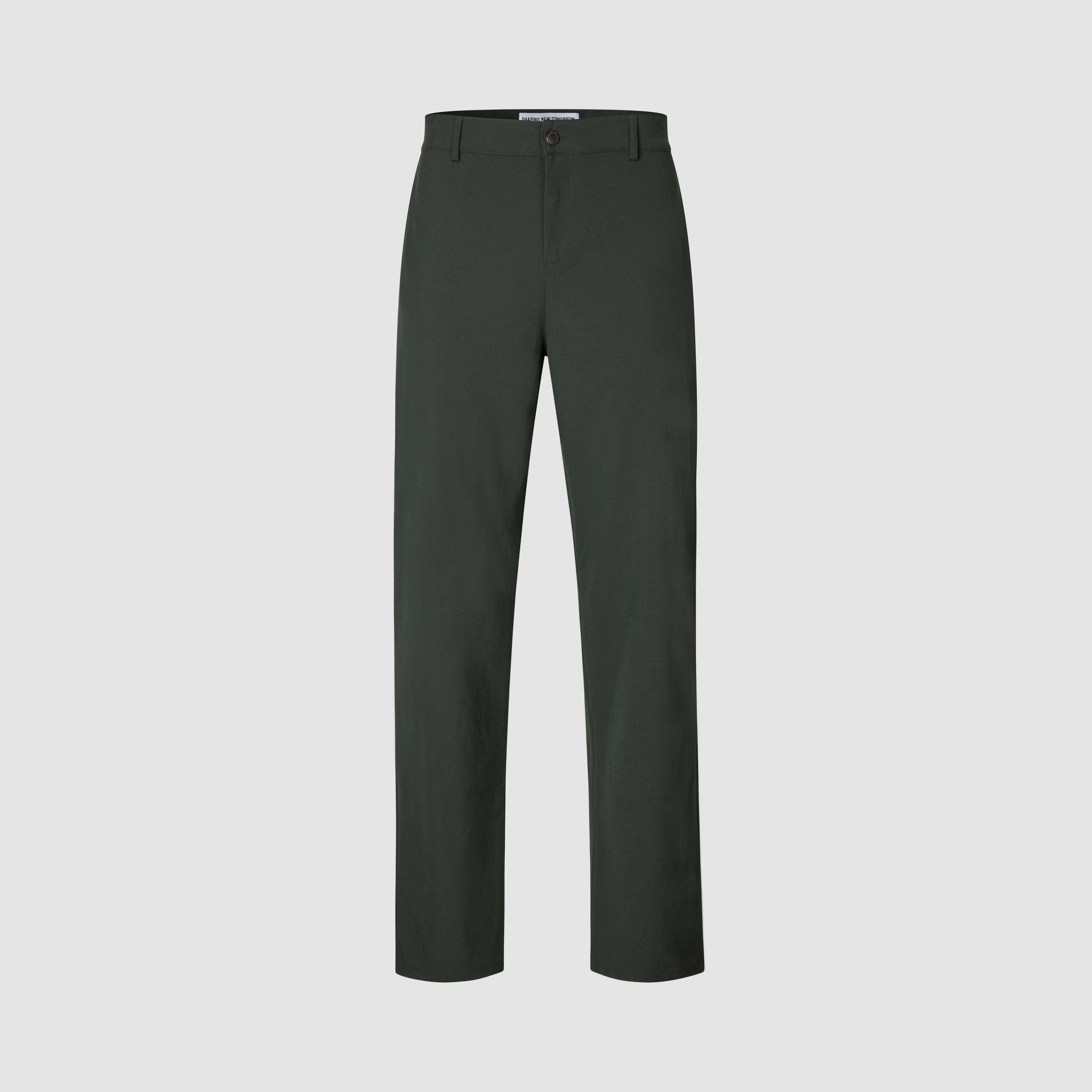 Ease Pants Relaxed Fit Northern Pine-byxor i mörkgrönt, med avslappnad passform, knäppning framtill och 360°-stretch.