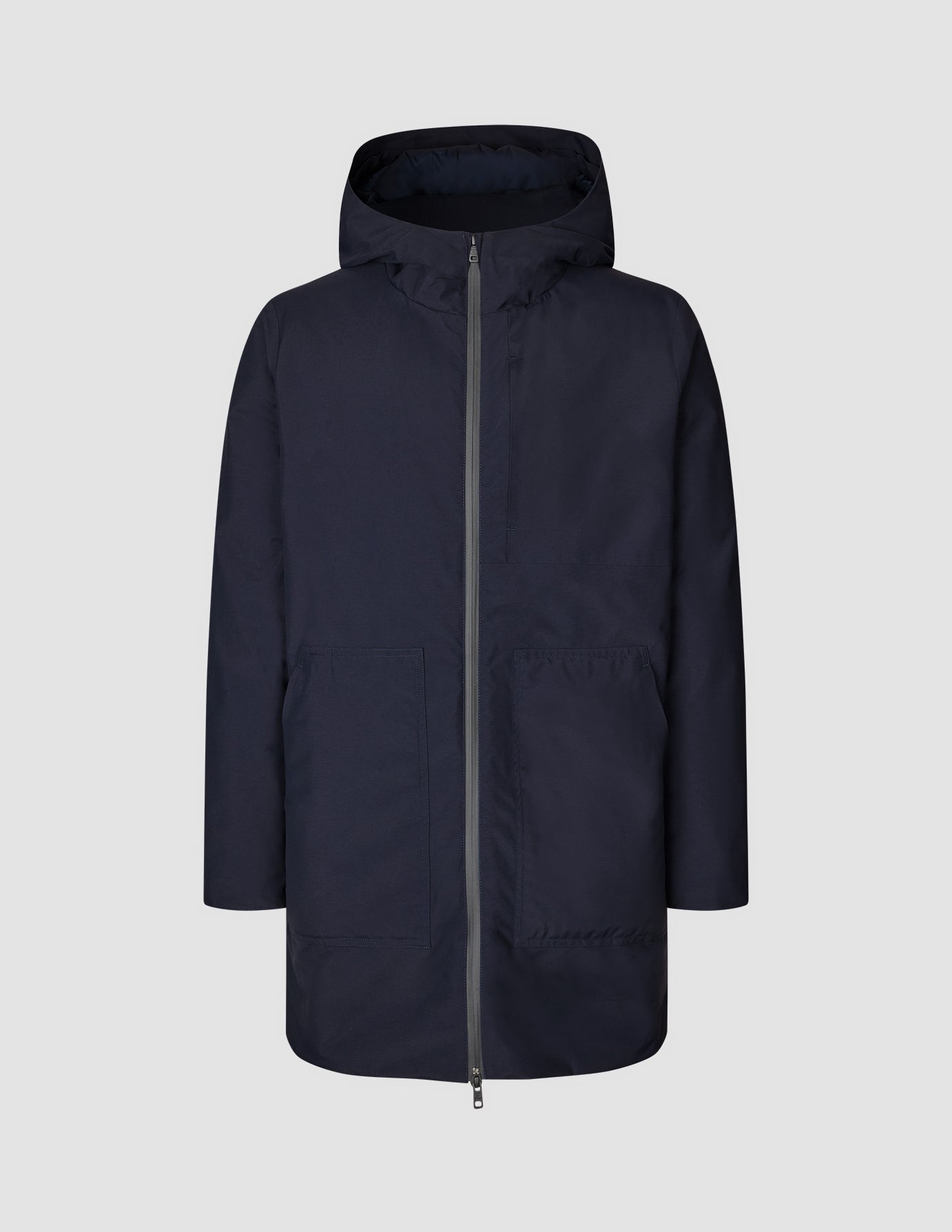 Funktionsjacka i mörk marinblått, tillverkad av vind- och vattentätt återvunnet polyester i mörk marinblått, med dragkedja fram och två stora fickor.
