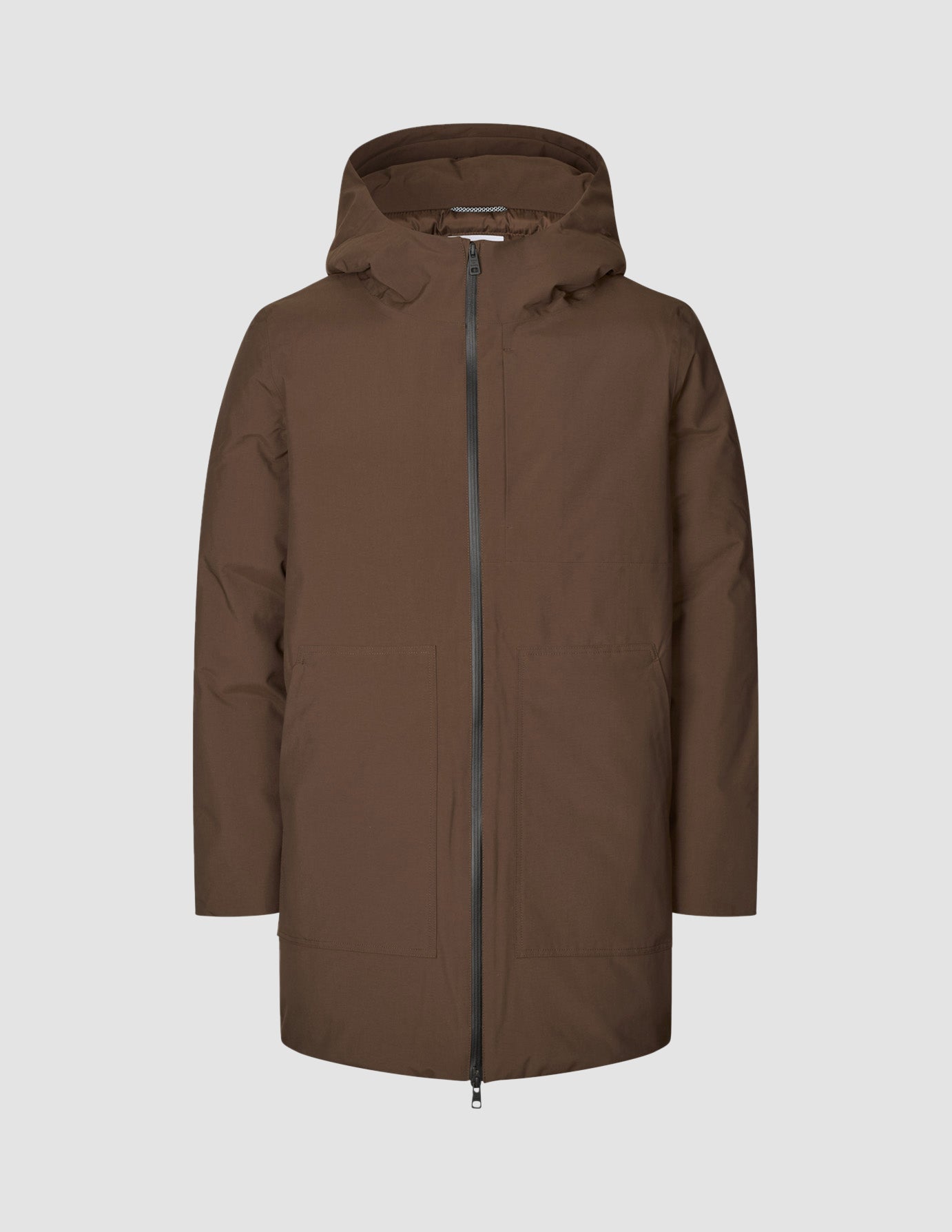 Utility-jacka i sadelbrunt, tillverkad av återvunnen polyester, med huva, dragkedja fram och två stora fickor.