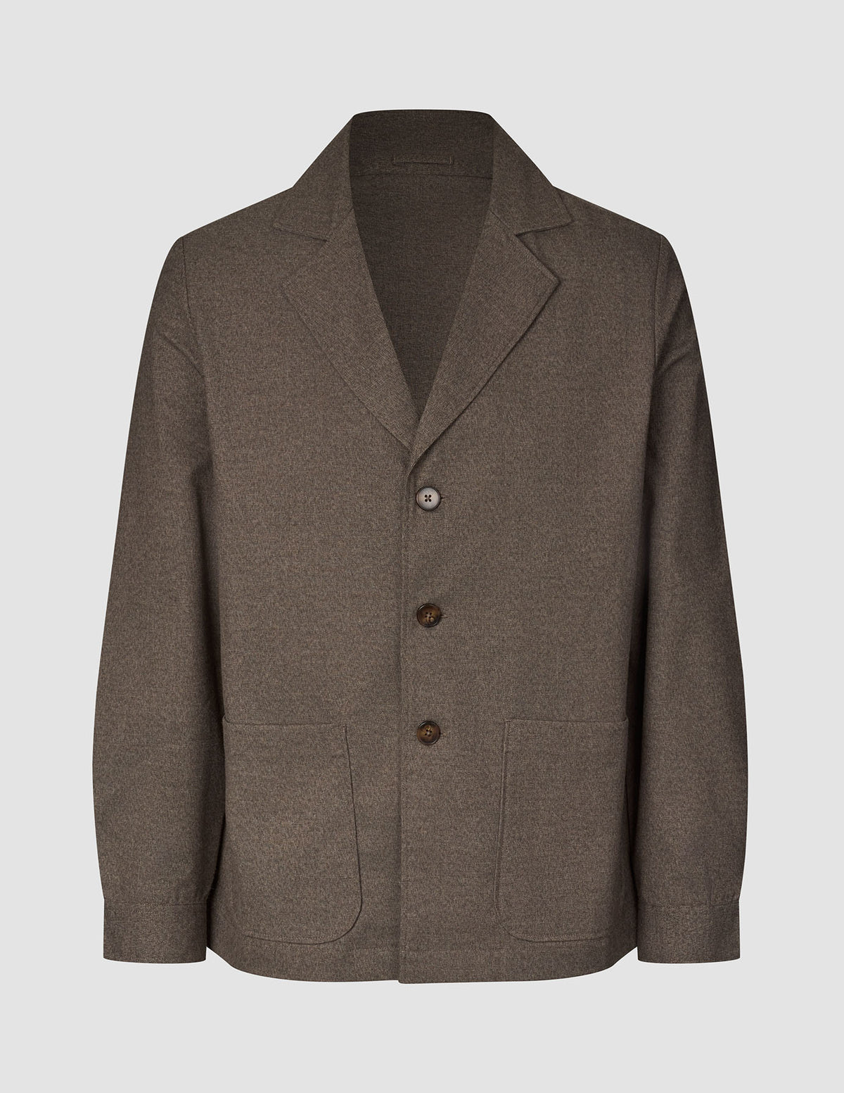 Atelier-överskjorta i mörkbeige, tillverkad i bruten twill, med skårad krage, tre knappar och två påsydda fickor.
