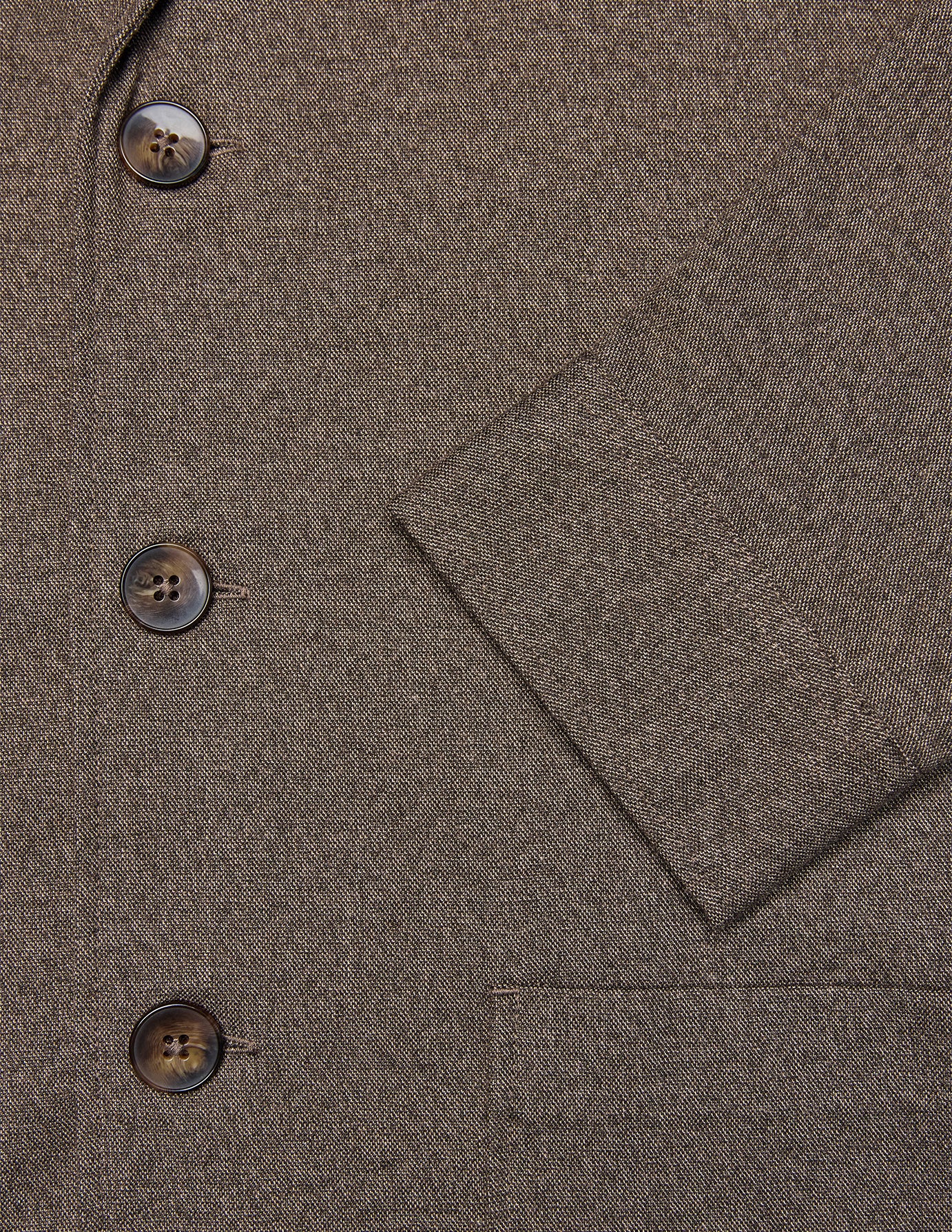 Atelier-överskjorta i mörkbeige, tillverkad i bruten twill med tre mörka marmorerade knappar och en framficka.