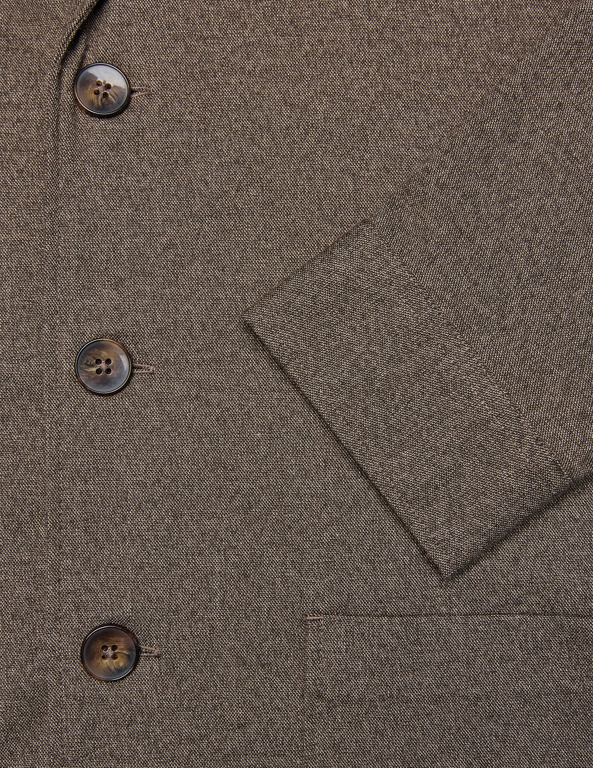 Atelier-överskjorta i mörkbeige, tillverkad i bruten twill med tre mörka marmorerade knappar och en framficka.