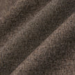 Närbild på Atelier Overshirt Dark Beige, som visar ett tvillvävt tyg med synliga veck i vävnaden.