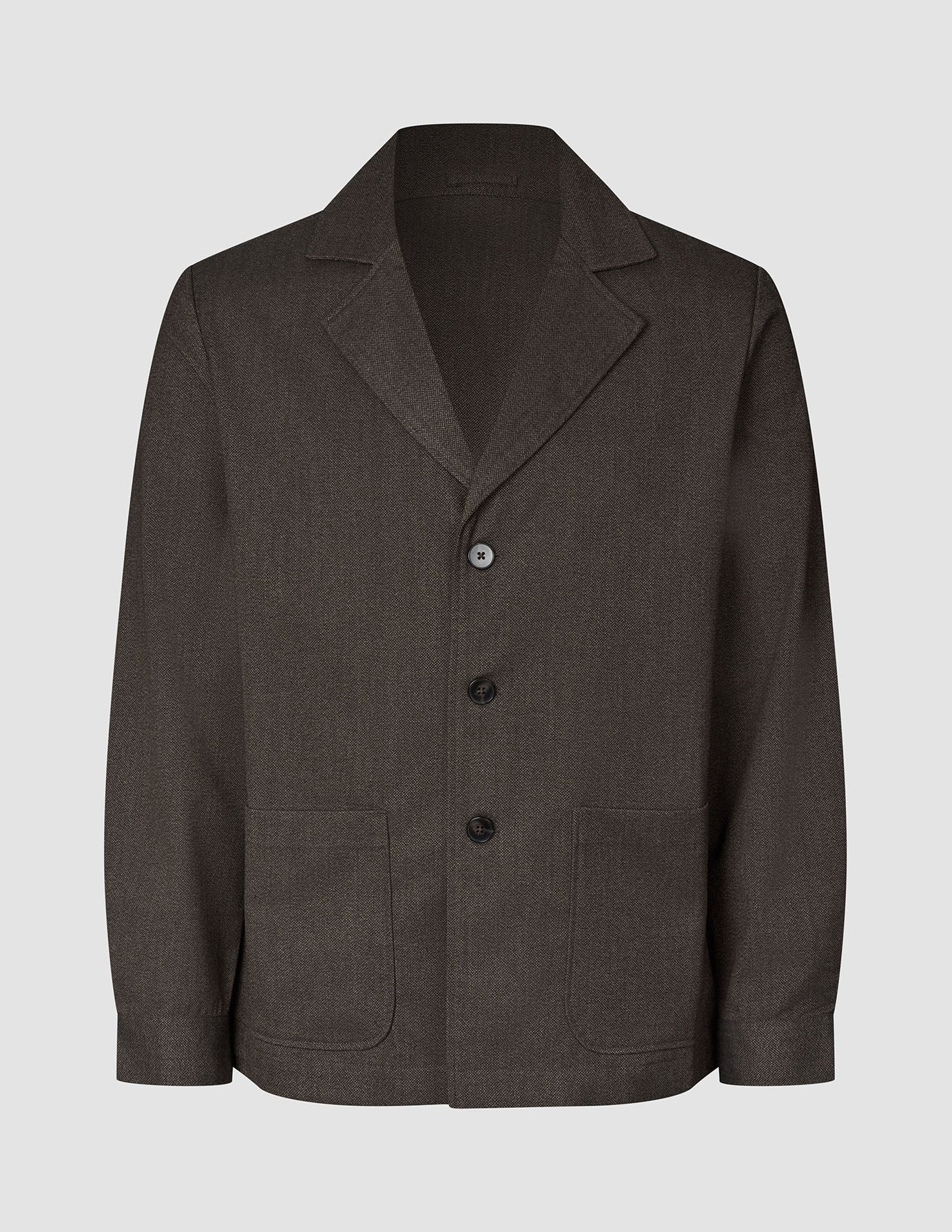 Atelier-överskjorta i mörkbrun, bruten twill med skårad krage, tre knappar och två påsydda fickor framtill.
