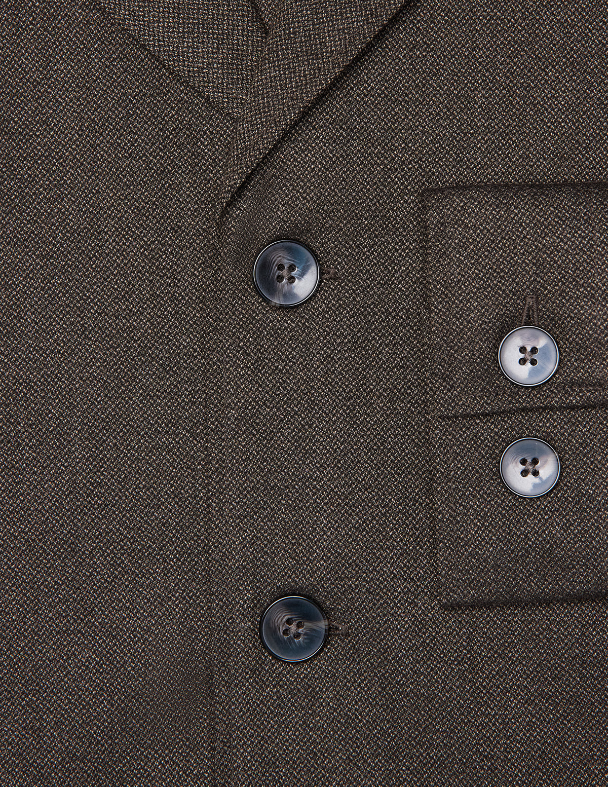 Närbild på en Atelier Overshirt Dark Brown, en mörkbrun skjorta i bruten twill med knappar framtill och manschetter.