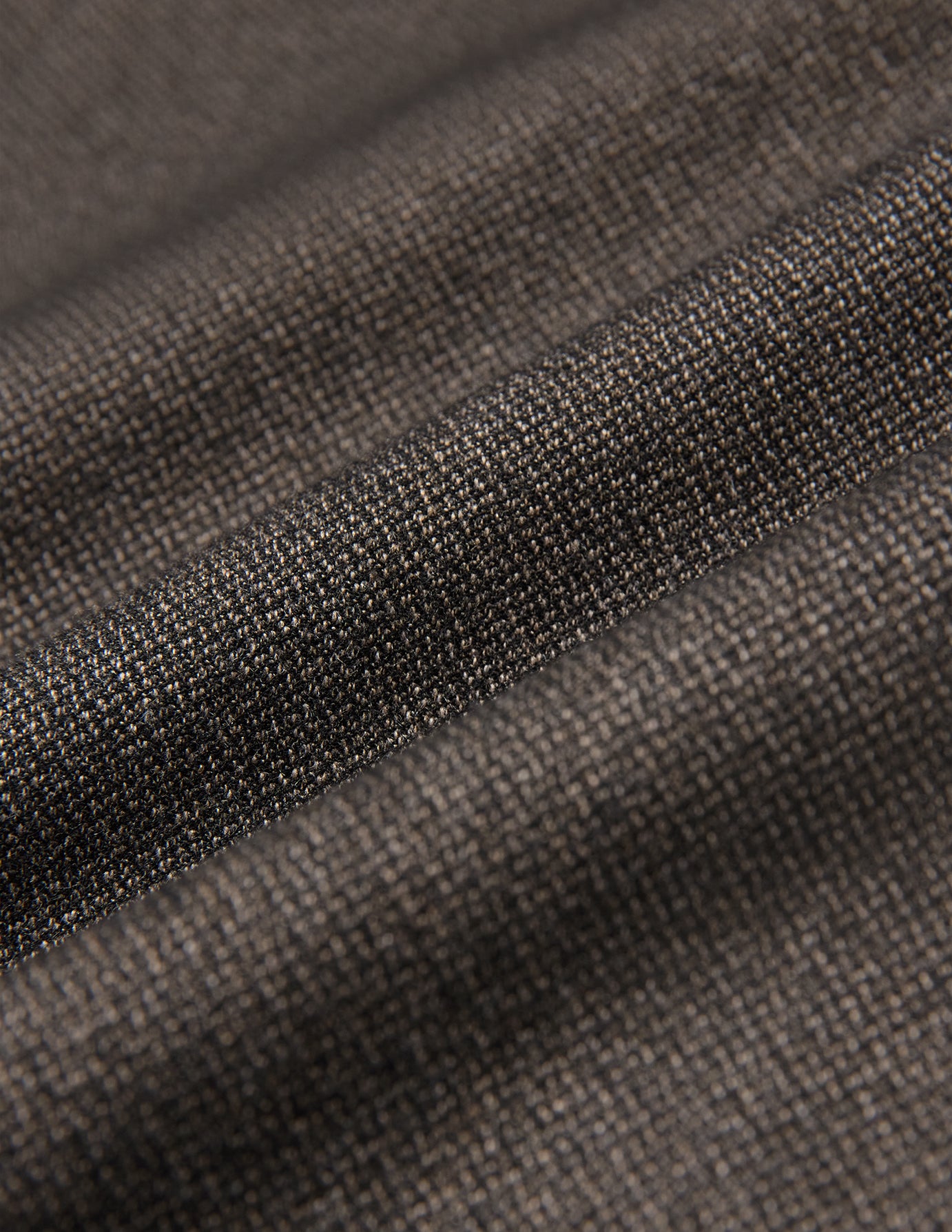 Närbild på det mörkbruna, brutna twilltyget i Atelier Overshirt Dark Brown, som visar en tydlig, veckad struktur.
