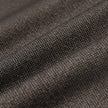Närbild på det mörkbruna, brutna twilltyget i Atelier Overshirt Dark Brown, som visar en tydlig, veckad struktur.