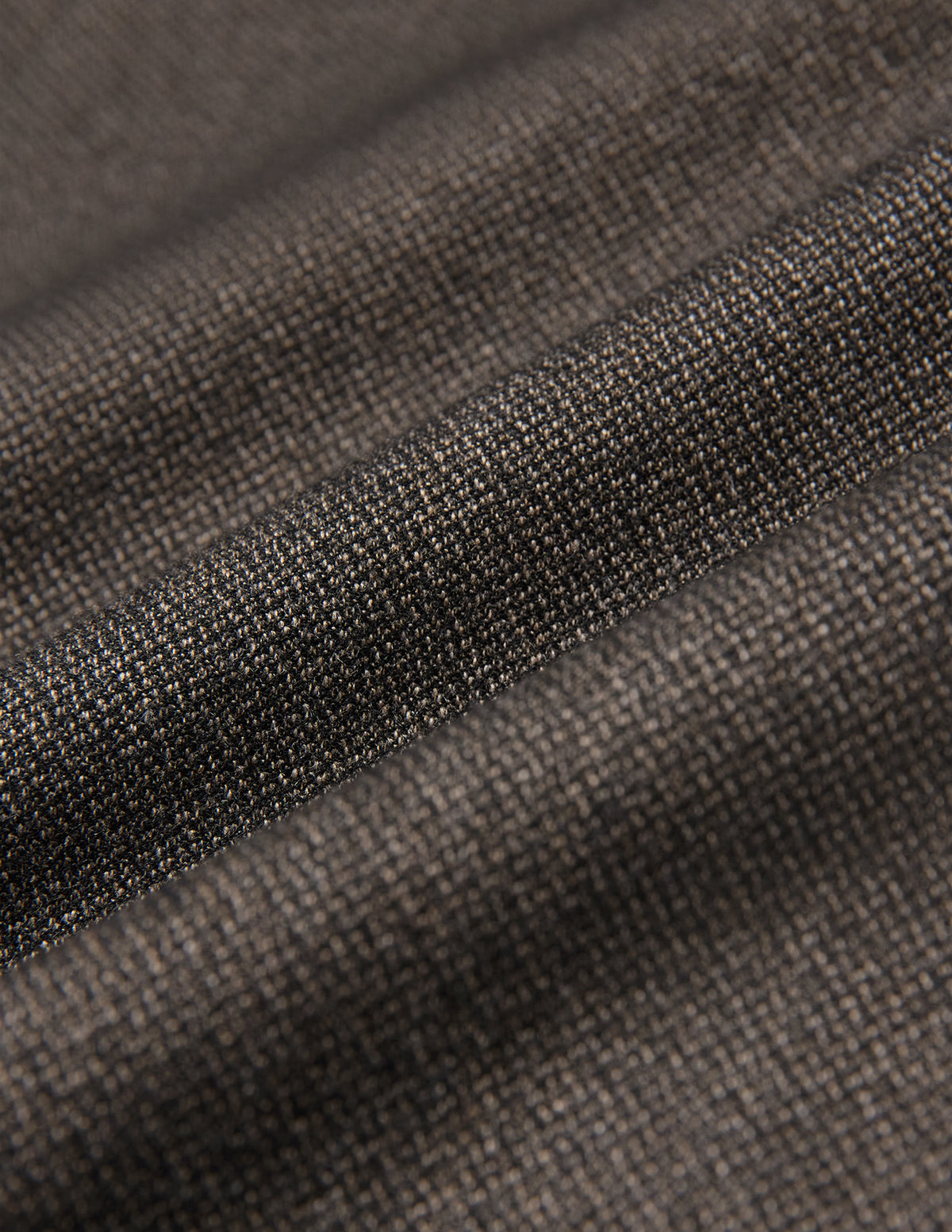 Närbild på det mörkbruna, brutna twilltyget i Atelier Overshirt Dark Brown, som visar en tydlig, veckad struktur.