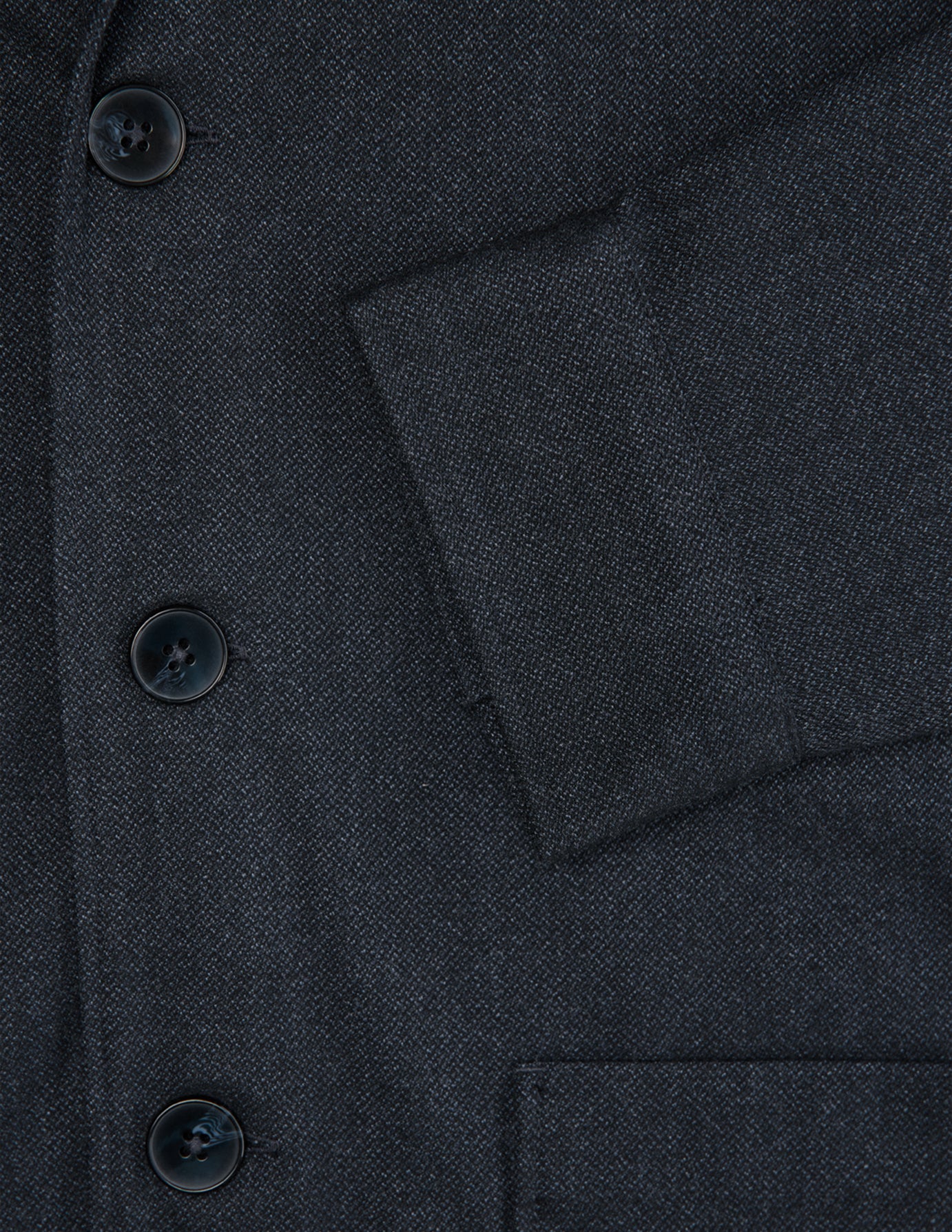 Atelier-överskjorta i mörk marinblå bruten twill med knäppning fram och en påsydd ficka.
