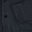 Atelier-överskjorta i mörk marinblå bruten twill med knäppning fram och en påsydd ficka.
