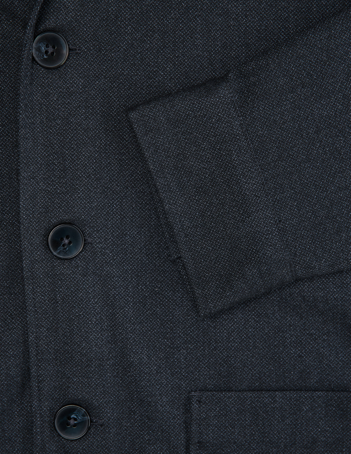 Atelier-överskjorta i mörk marinblå bruten twill med knäppning fram och en påsydd ficka.