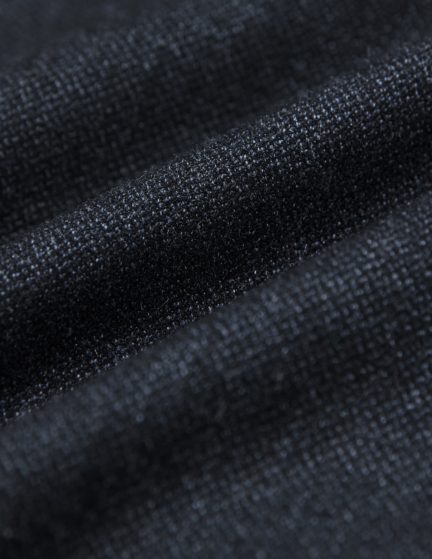 Närbild på Atelier Overshirt Dark Navy i ett mörkblått tyg med bruten twillväv och synliga veck.