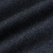 Närbild på Atelier Overshirt Dark Navy i ett mörkblått tyg med bruten twillväv och synliga veck.