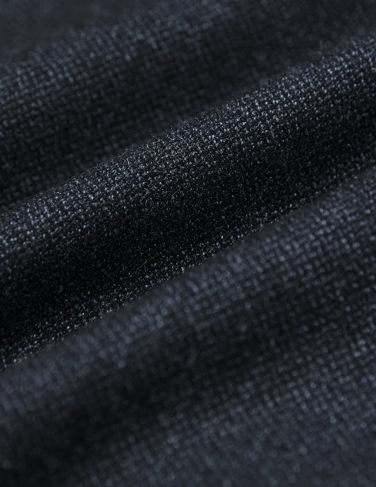 Närbild på Atelier Overshirt Dark Navy i ett mörkblått tyg med bruten twillväv och synliga veck.