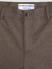 Närbild på midjebandet, knappen och mittsömmen på byxorna Atelier Pants Relaxed Dark Beige i bruten twill.