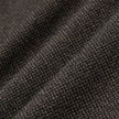 Närbild på det mörkbruna, brutna twilltyget i modellen Atelier Pants Relaxed Dark Brown, som visar en fin, strukturerad vävning.