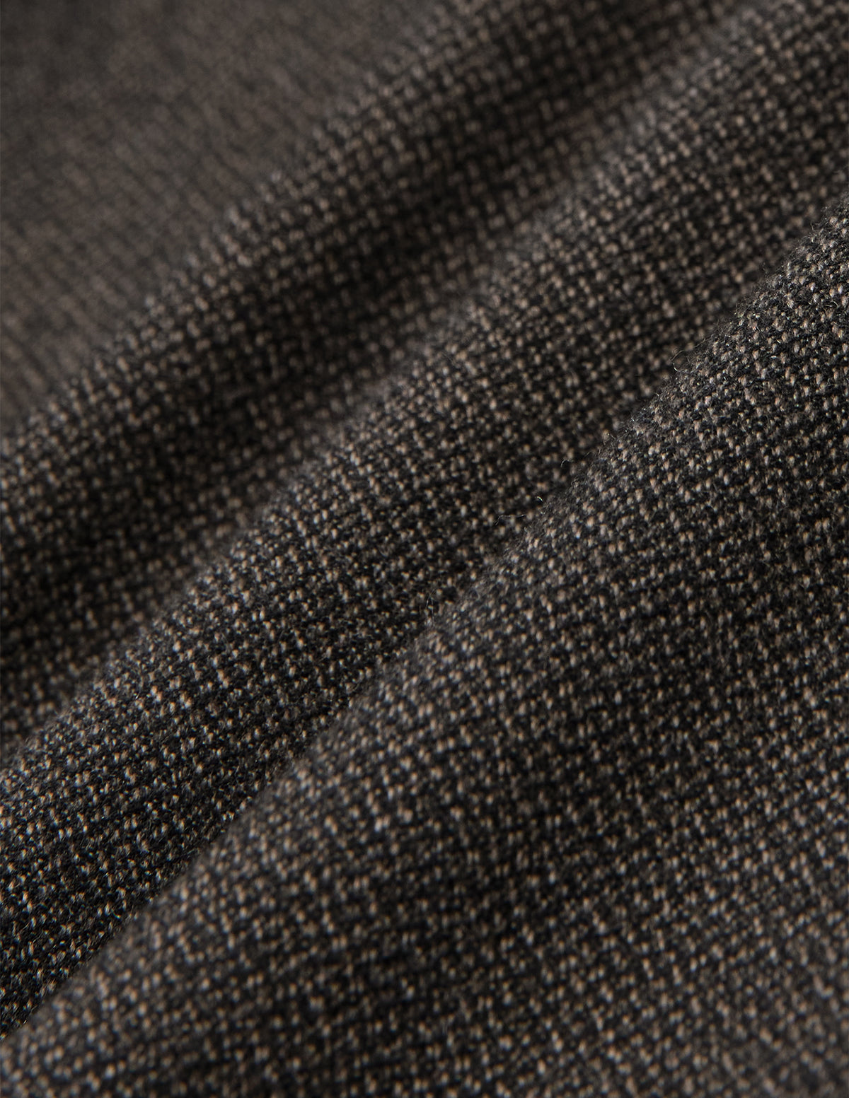 Närbild på det mörkbruna, brutna twilltyget i modellen Atelier Pants Relaxed Dark Brown, som visar en fin, strukturerad vävning.