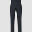 Atelier Pants Relaxed – mörkblå byxor i bruten twill med avslappnad passform, knappstängning och bälteshällor.