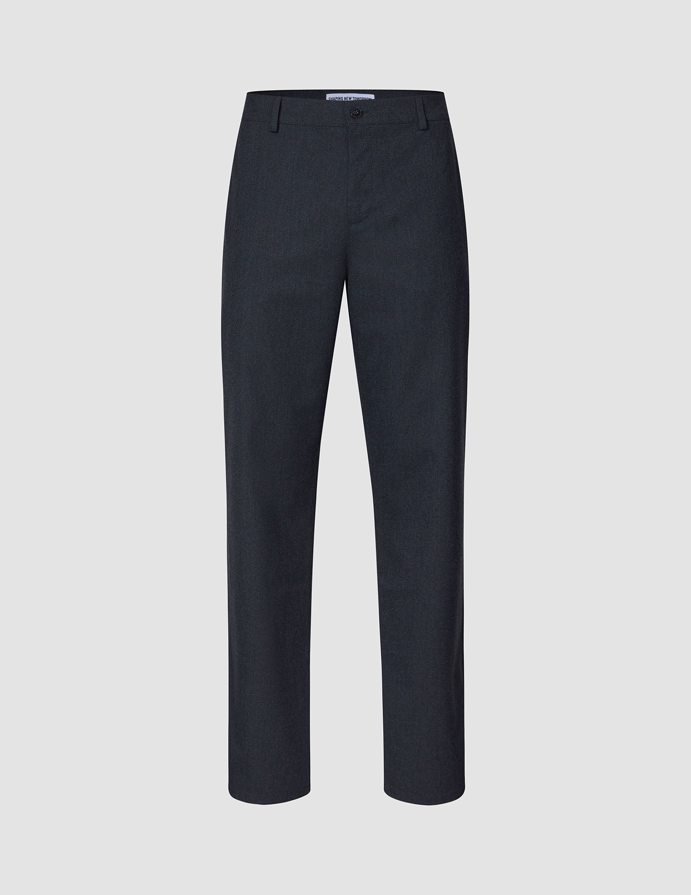 Atelier Pants Relaxed – mörkblå byxor i bruten twill med avslappnad passform, knappstängning och bälteshällor.