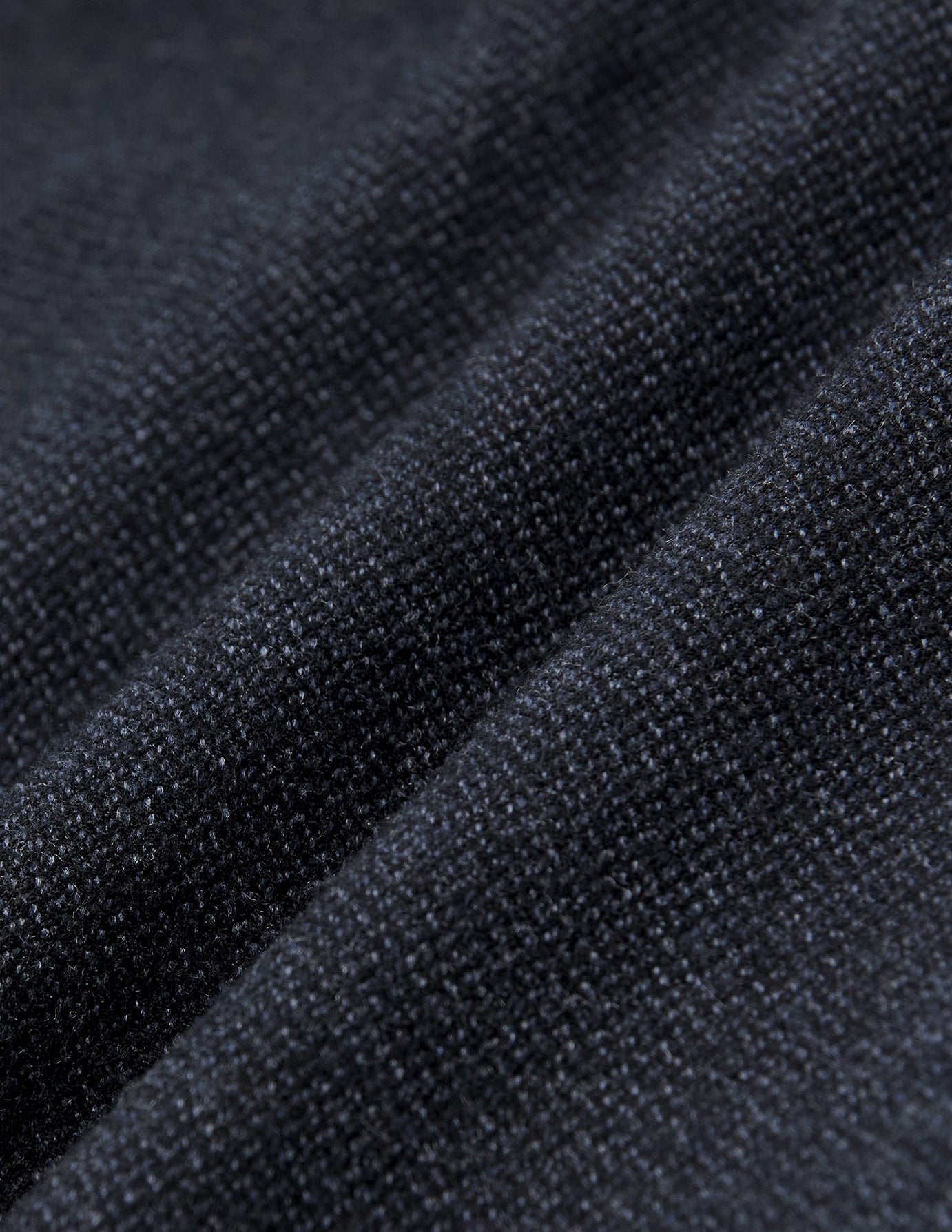 Närbild på byxorna Atelier Pants Relaxed Dark Navy i mörk marinblått, tillverkade i ett strukturerat, vävt brutet twilltyg med skandinavisk design.