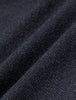 Närbild på byxorna Atelier Pants Relaxed Dark Navy i mörk marinblått, tillverkade i ett strukturerat, vävt brutet twilltyg med skandinavisk design.