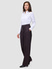 En kvinna bär en vit skjorta med knappar och dambyxorna Avira Pants Wide Burgundy Berry i en festlig passform.