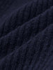 Närbild på en marinblå, ribbad stickad ullmössa (Wool Beanie Navy).