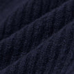 Närbild på en marinblå, ribbad stickad ullmössa (Wool Beanie Navy).