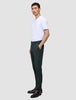 En man i en vit t-shirt och Ease Pants Regular Northern Pine står i profil och förkroppsligar den rena skandinaviska designen.