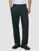 En person bär byxorna Northern Pine Ease Pants Relaxed Fit tillsammans med bruna loafers i en bekväm, skandinaviskt inspirerad design.