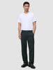 En person klädd i en vit t-shirt, mörka loafers och Ease Pants Relaxed Fit Northern Pine.