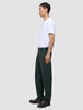 En man, sedd i profil, bär en vit t-shirt och Ease Pants Relaxed Fit Northern Pine, med en skandinavisk design i avslappnad passform.