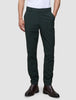 Mörkgröna Ease Pants Slim i färgen Northern Pine med smal passform, kombinerade med bruna läderstövlar.