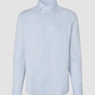 Elevated Shirt Regular Classic Blue Striped – långärmad skjorta med ett ljusblått och vitt vertikalt randmönster.