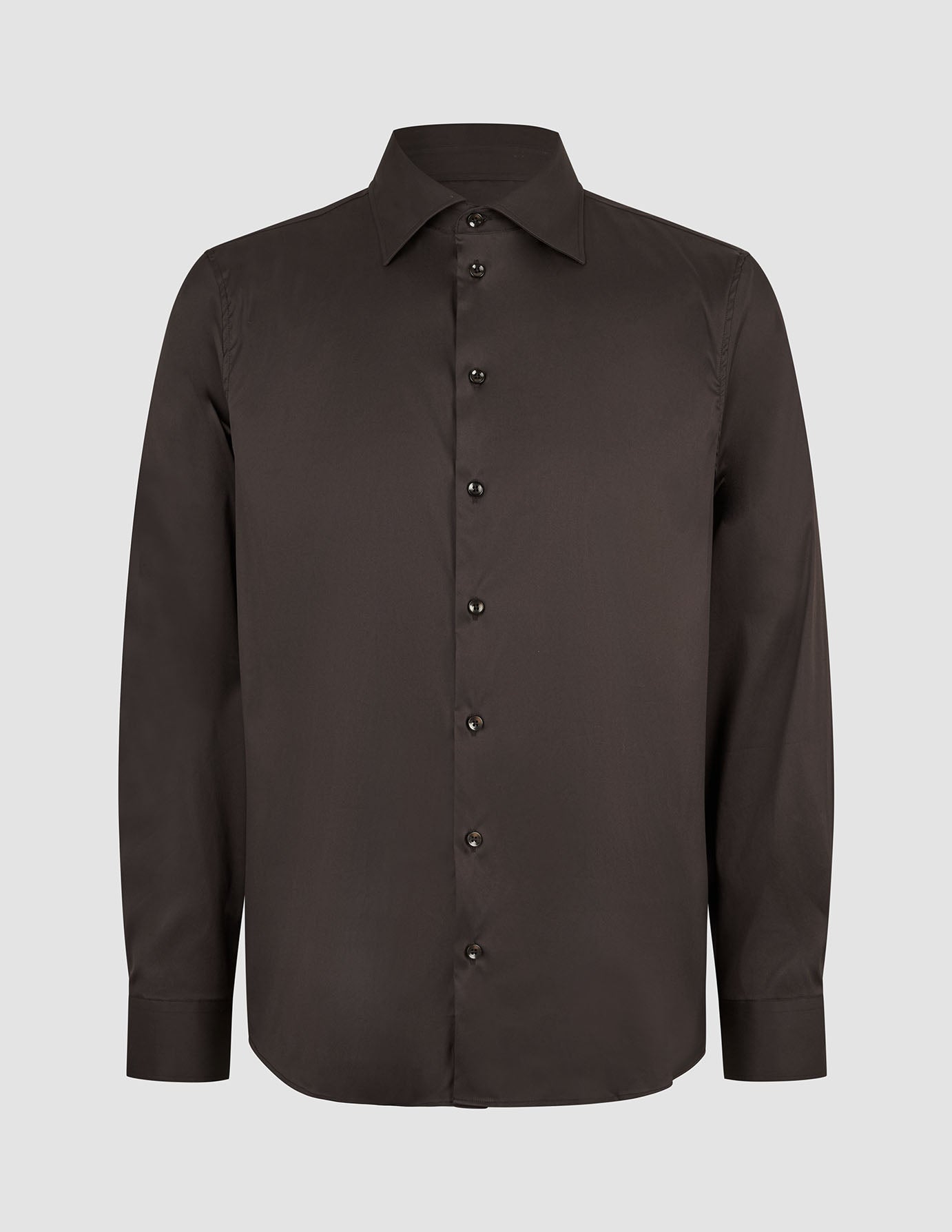 Elevated Shirt Regular – Mörkbrun långärmad skjorta med knappar och krage.
