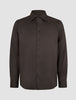 Elevated Shirt Regular – Mörkbrun långärmad skjorta med knappar och krage.