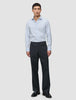 En man klädd i en Elevated-skjorta, modell Slim Classic Blue Striped, tillsammans med mörka byxor och svarta loafers.