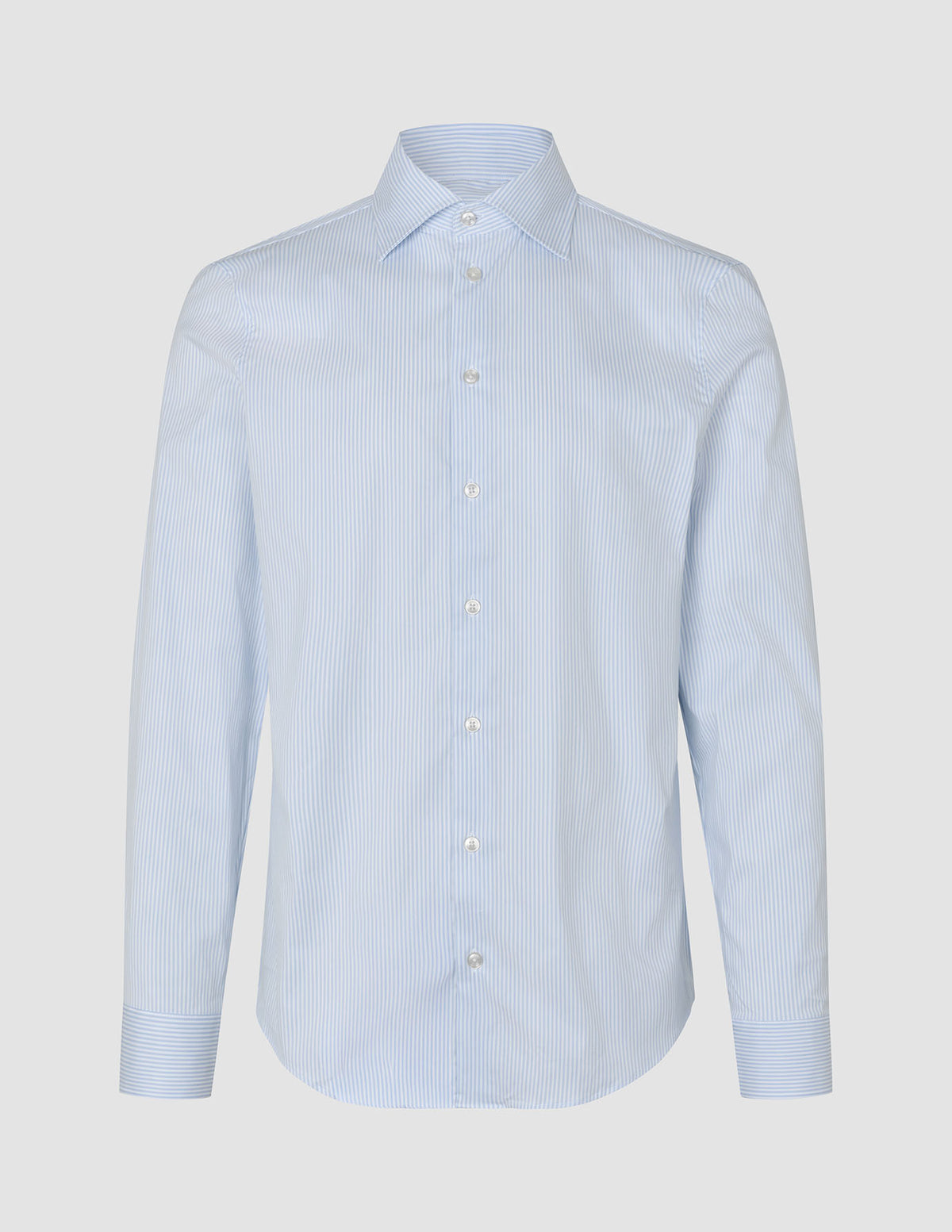 Elevated Shirt Slim Classic Blue Striped, en långärmad skjorta med knappar i smal passform med ljusblå och vita vertikala ränder.