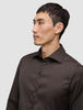 En man klädd i en mörkbrun Elevated Shirt Slim med skandinavisk design.