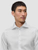 En man klädd i en Elevated Shirt White Slim, en vit skjorta med smal passform och utbredd krage i minimalistisk design.