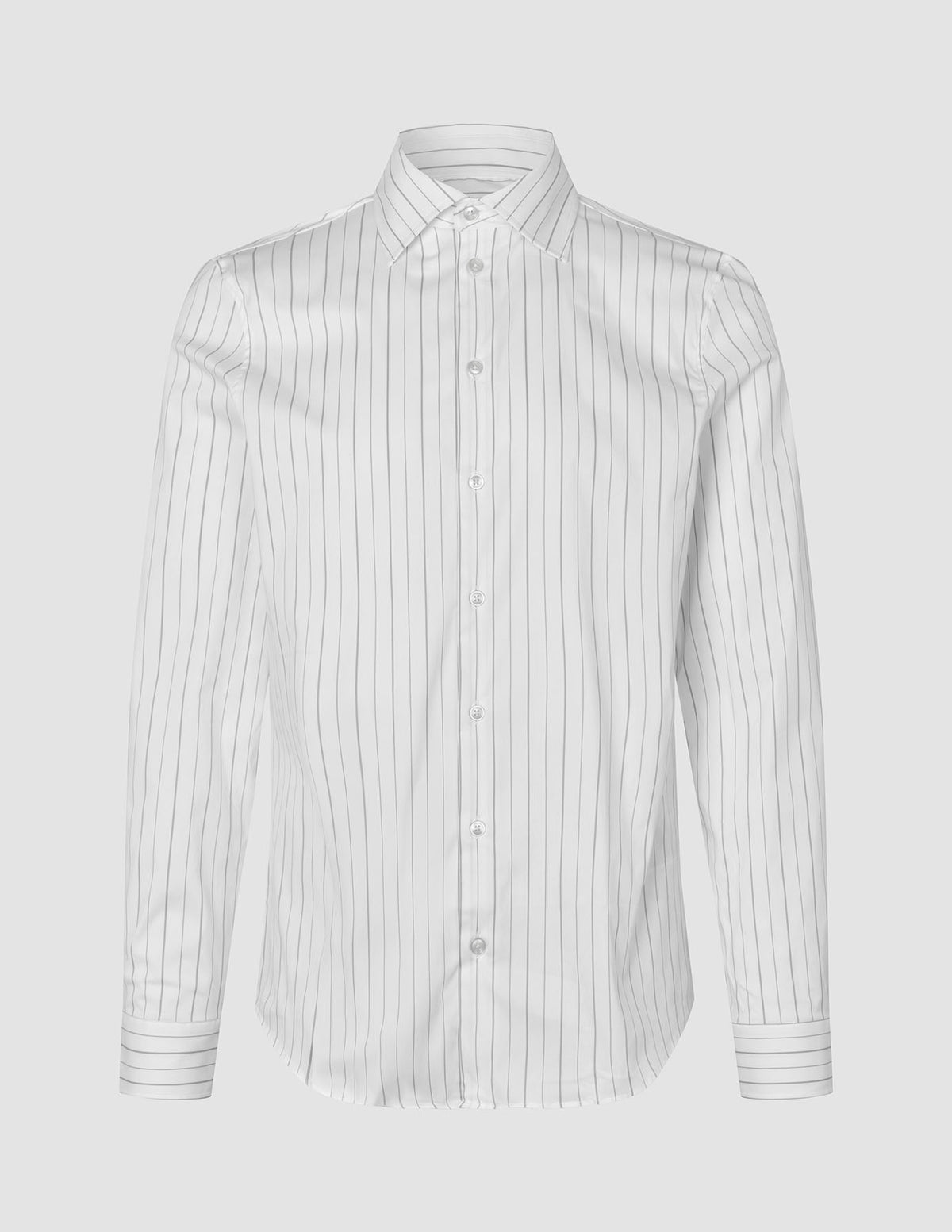Elevated-skjorta, slim fit, ljusgrå randig, i pimabomull med ett vertikalt randmönster i vitt och grått.