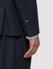 Närbild på en ärm från en Motion Blazer Regular i färgen Midnight Blue, där fyra manschettknappar syns och en ljus skjorta.
