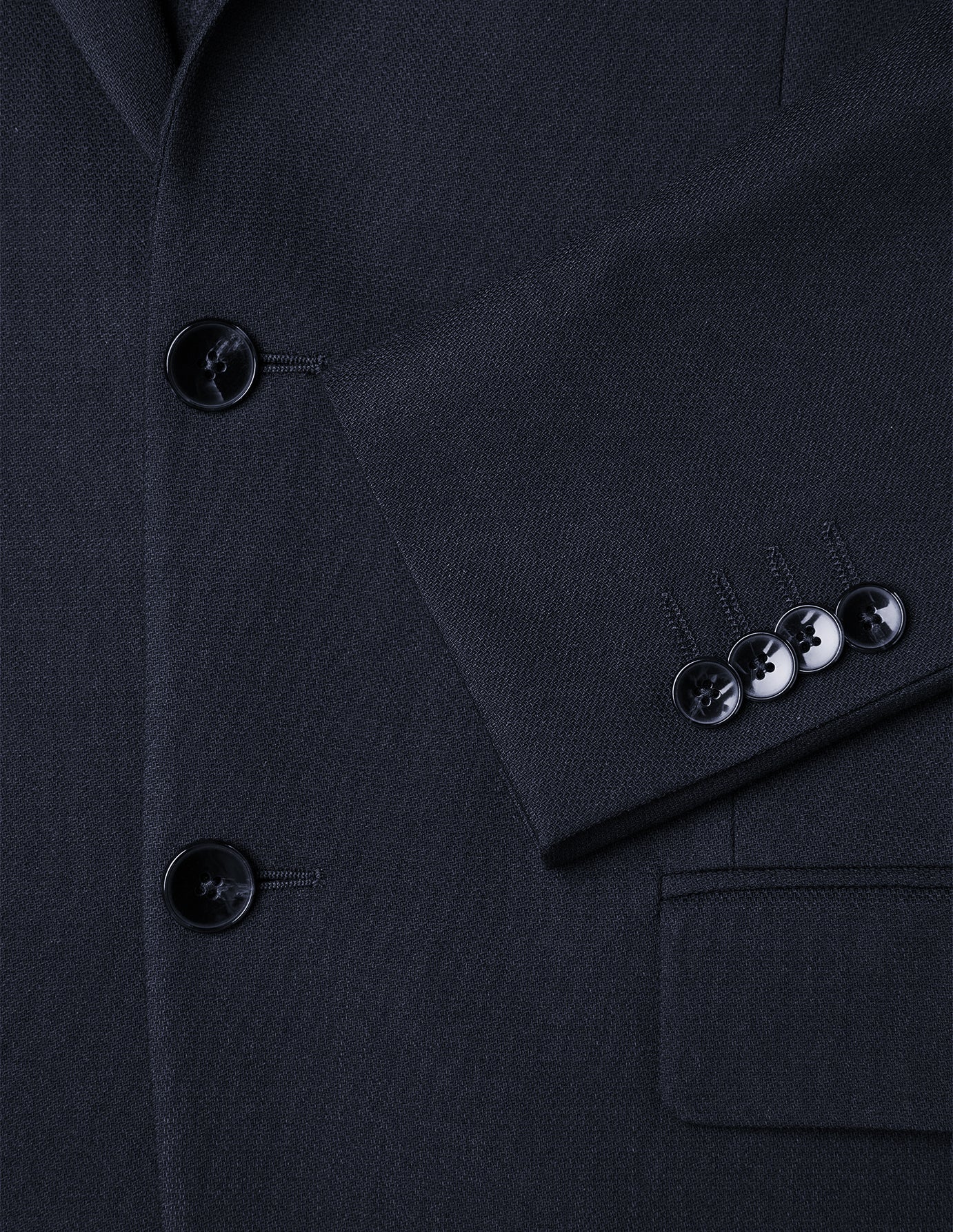 Motion Blazer Regular Midnight Blue: en mörkblå skräddarsydd kavaj med knappar framtill och vid ärmsluten samt 360°-stretch.