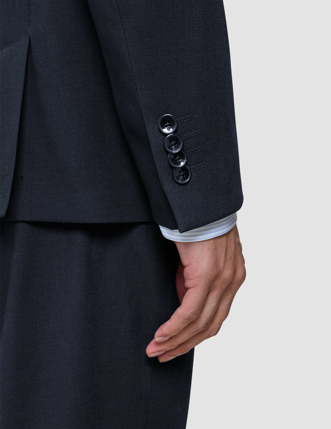Närbild på en ärm från Motion Blazer Slim Midnight Blue, tillverkad i 360°-stretchtyg och med fyra knappar vid manschetten.