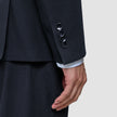 Närbild på en ärm från Motion Blazer Slim Midnight Blue, tillverkad i 360°-stretchtyg och med fyra knappar vid manschetten.