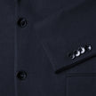 Närbild på en mörkblå Motion Blazer Slim Midnight Blue med knappar framtill och vid ärmsluten.