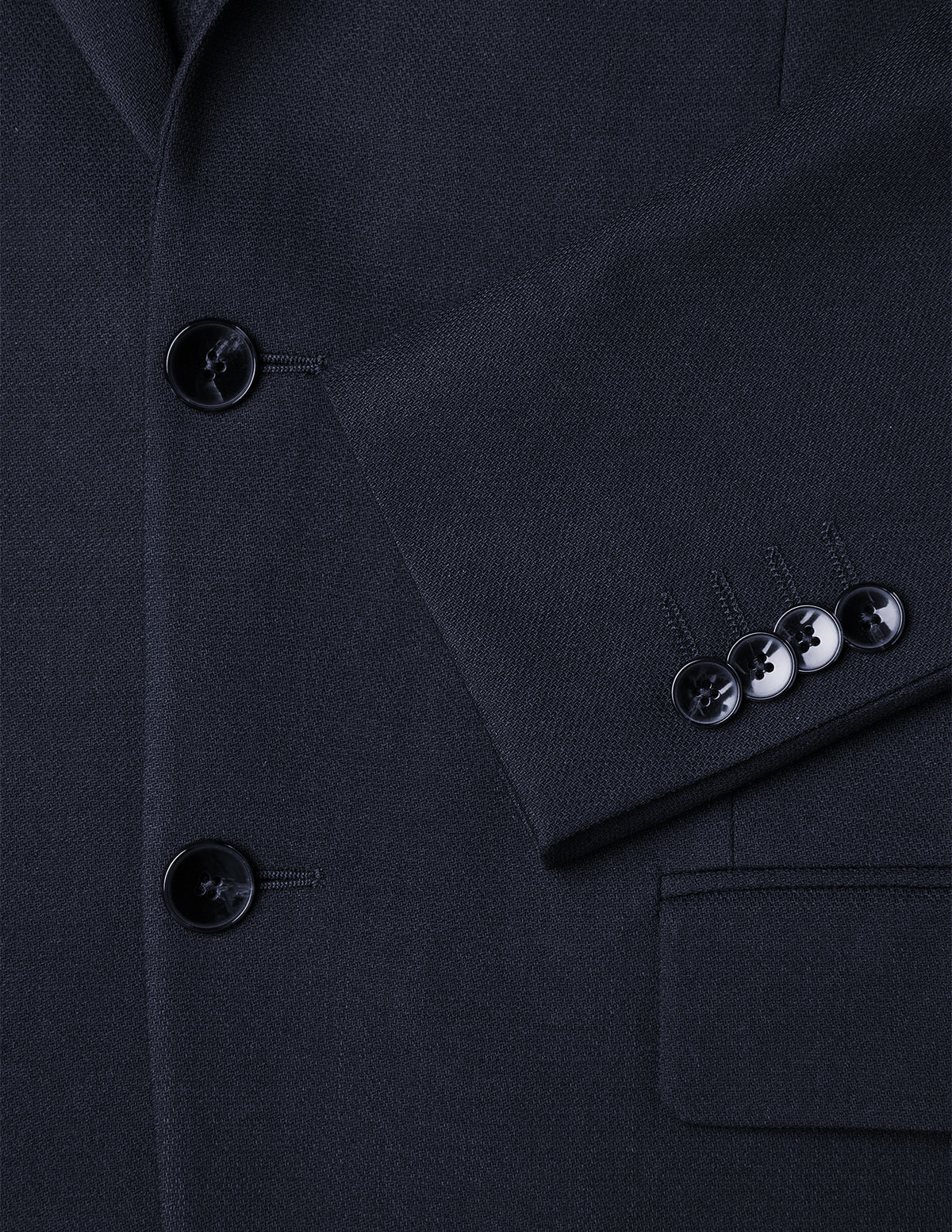 Närbild på en mörkblå Motion Blazer Slim Midnight Blue med knappar framtill och vid ärmsluten.