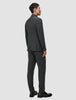 En man sedd bakifrån, klädd i en mörkgrå Motion Blazer Slim Pepper Grey med smal passform i en ren, skandinavisk design.