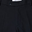 Närbild på marinblå Motion Suit-byxor i normal passform (Regular) i färgen Midnight Blue med 360°-stretch, knäppning och märkesetikett på insidan.