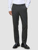 Motion Suit-byxor i Regular-passform, färg: Pepper Grey, kombinerade med en vit skjorta och svarta loafers.